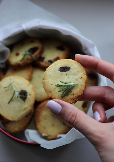 Zdjęcie - Cranberry Noel - ciasteczka z żurawiną i rozmarynem - Przepisy kulinarne ze zdjęciami