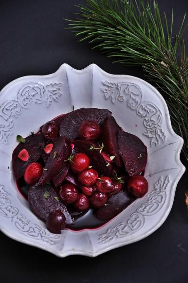 Zdjęcie - Buraki z wiśniami w miodzie i occie balsamicznym - Przepisy kulinarne ze zdjęciami