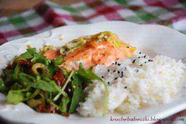 Zdjęcie - Łosoś z porem i czarnuszką, ryżem i rukola z suszonym pomidorem i olwikami - Przepisy kulinarne ze zdjęciami