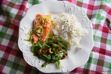 Zdjęcie - Łosoś z porem i czarnuszką, ryżem i rukola z suszonym pomidorem i olwikami - Przepisy kulinarne ze zdjęciami