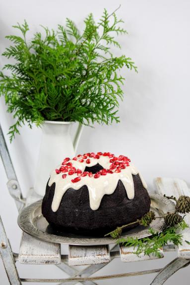 Zdjęcie - Czekoladowe ciasto piernikowe z korzennym lukrem i granatem - Przepisy kulinarne ze zdjęciami