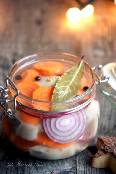 Zdjęcie - Śledzie z marchewką, imbirem i czerwoną cebulą - Przepisy kulinarne ze zdjęciami