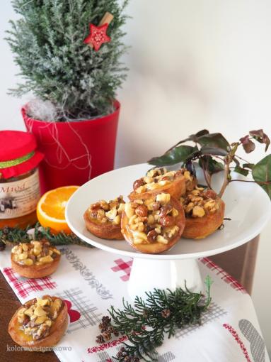 Zdjęcie - Kruche babeczki z orzechami w miodowym karmelu - Przepisy kulinarne ze zdjęciami
