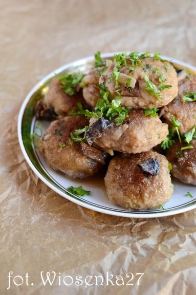 Zdjęcie - Pulpety w sosie z suszonych grzybów - Przepisy kulinarne ze zdjęciami