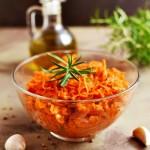Zdjęcie - Surówka z marchewki i czosnku - Przepisy kulinarne ze zdjęciami