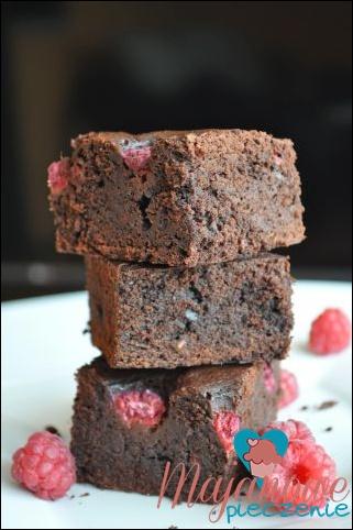 Zdjęcie - Brownies z malinami - Przepisy kulinarne ze zdjęciami