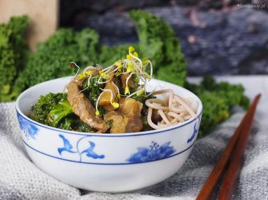 Zdjęcie - Azjatycka wołowina z jarmużem i grzybami / Asian-style beef with kale and mushrooms - Przepisy kulinarne ze zdjęciami