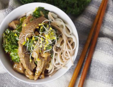 Zdjęcie - Azjatycka wołowina z jarmużem i grzybami / Asian-style beef with kale and mushrooms - Przepisy kulinarne ze zdjęciami