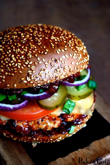 Zdjęcie - Burger z sosem barbecue - domowy sos BBQ - Przepisy kulinarne ze zdjęciami