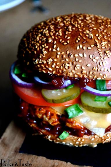 Zdjęcie - Burger z sosem barbecue - domowy sos BBQ - Przepisy kulinarne ze zdjęciami