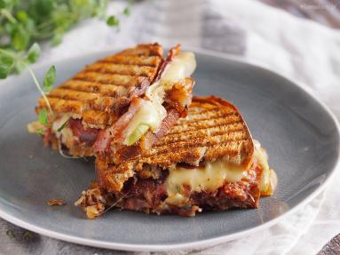 Zdjęcie - Tosty z boczkiem, brie i karmelizowaną cebulą / Bacon, brie and caramelised onion grilled sandwich - Przepisy kulinarne ze zdjęciami