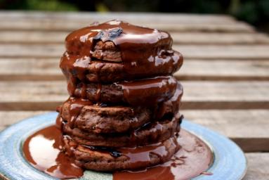 Zdjęcie - Czekoladowe pankejki, przekładane wiśniami, polane czekoladowym ganache - Przepisy kulinarne ze zdjęciami