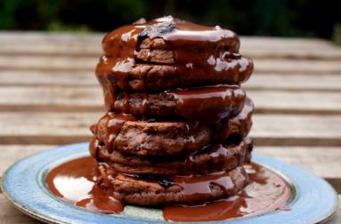 Zdjęcie - Czekoladowe pankejki, przekładane wiśniami, polane czekoladowym ganache - Przepisy kulinarne ze zdjęciami