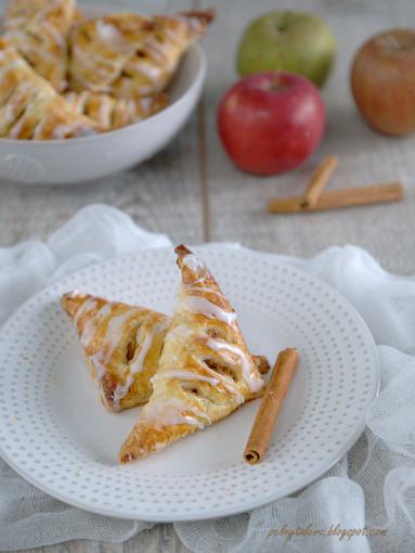Zdjęcie - Rożki z jabłkami - Przepisy kulinarne ze zdjęciami
