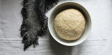 Zdjęcie - Mleczny chleb na zakwasie z sezamem - Przepisy kulinarne ze zdjęciami