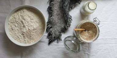 Zdjęcie - Mleczny chleb na zakwasie z sezamem - Przepisy kulinarne ze zdjęciami