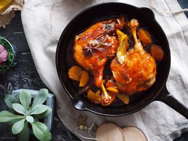 Zdjęcie - Udka kaczki duszone w soku jabłkowym / Spiced braised duck legs - Przepisy kulinarne ze zdjęciami