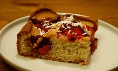 Zdjęcie - Ciasto z  truskawkami  - Przepisy kulinarne ze zdjęciami