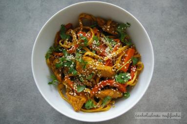 Zdjęcie - Chow mein z kurczakiem i warzywami - Przepisy kulinarne ze zdjęciami