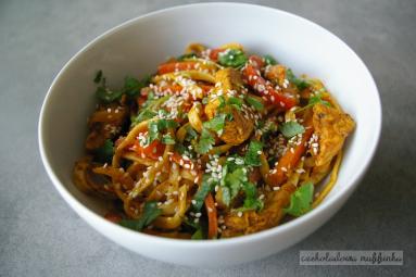 Zdjęcie - Chow mein z kurczakiem i warzywami - Przepisy kulinarne ze zdjęciami