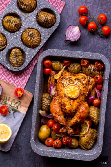Zdjęcie - Kurczak pieczony z ziemniakami Hasselback - Przepisy kulinarne ze zdjęciami