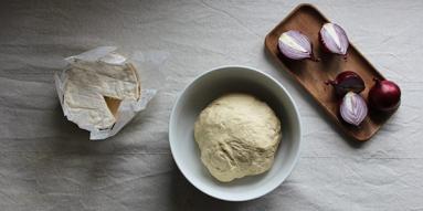 Zdjęcie - Orkiszowa focaccia z karmelizowaną cebulą i pleśniowym serem - Przepisy kulinarne ze zdjęciami