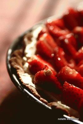 Zdjęcie - Tarta z truskawkami i kremem z białej czekolady i mascarpone - Przepisy kulinarne ze zdjęciami
