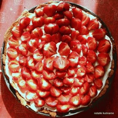 Zdjęcie - Tarta z truskawkami i kremem z białej czekolady i mascarpone - Przepisy kulinarne ze zdjęciami