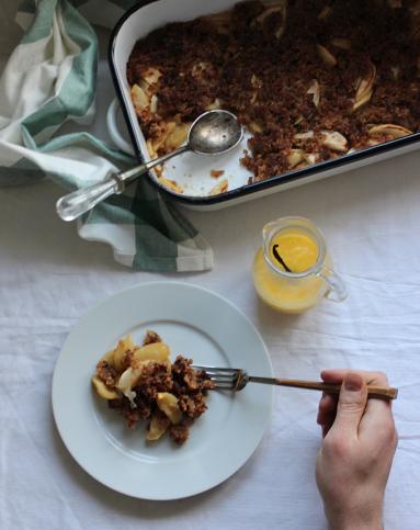 Zdjęcie - Tydzień ze Skanią #4: Szarlotka ze Skanii z sosem waniliowym - Przepisy kulinarne ze zdjęciami