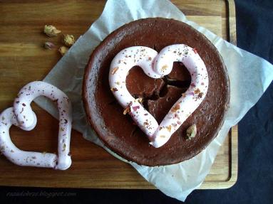 Zdjęcie - Czekoladowo-różany sernik na Walentynki - Przepisy kulinarne ze zdjęciami