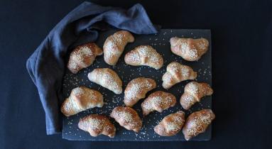 Zdjęcie - Orkiszowe rogaliki z sezamem - Przepisy kulinarne ze zdjęciami