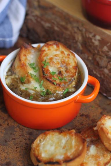 Zdjęcie - Francuska zupa cebulowa - Przepisy kulinarne ze zdjęciami