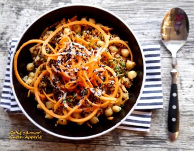Zdjęcie - Sałatka z ciecierzycą, marchewką i sosem tahini. Dieta - szybka przemiana - Przepisy kulinarne ze zdjęciami