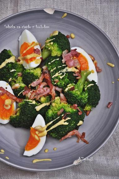 Zdjęcie - Sałatka z brokułem na ciepło - Przepisy kulinarne ze zdjęciami