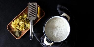 Zdjęcie - Chleb pszenno-żytni z ogórkami kiszonymi - Przepisy kulinarne ze zdjęciami