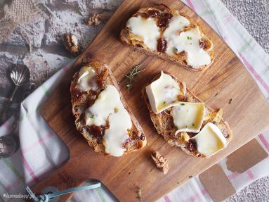 Zdjęcie - Tosty z karmelizowaną cebulą, dżemem i brie / Caramelised onion, jam and brie toasts - Przepisy kulinarne ze zdjęciami