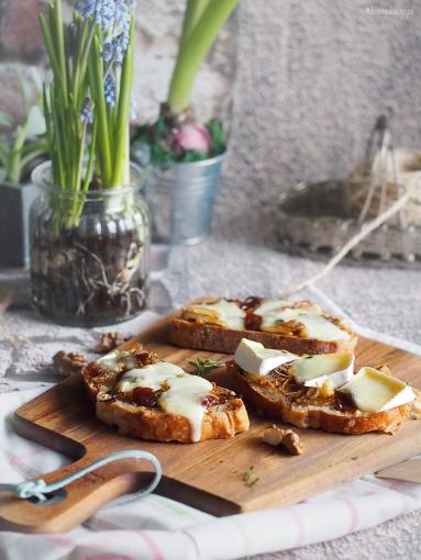 Zdjęcie - Tosty z karmelizowaną cebulą, dżemem i brie / Caramelised onion, jam and brie toasts - Przepisy kulinarne ze zdjęciami