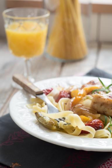 Zdjęcie - Makaron z pieczonym kurczakiem i warzywami - Przepisy kulinarne ze zdjęciami