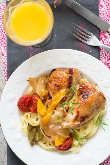 Zdjęcie - Makaron z pieczonym kurczakiem i warzywami - Przepisy kulinarne ze zdjęciami