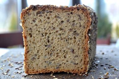 Zdjęcie - Niemiecki chleb żytni z ziarnami - Przepisy kulinarne ze zdjęciami