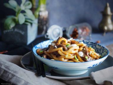 Zdjęcie - Makaron udon z wołowiną i grzybami / Beef and mushroom udon noodles - Przepisy kulinarne ze zdjęciami