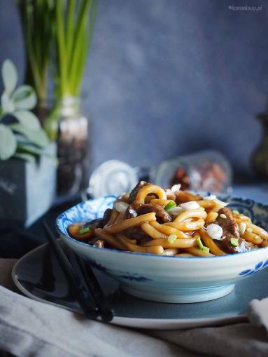 Zdjęcie - Makaron udon z wołowiną i grzybami / Beef and mushroom udon noodles - Przepisy kulinarne ze zdjęciami