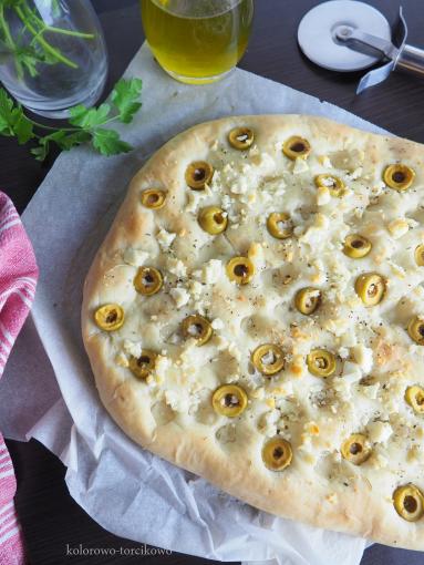 Zdjęcie - Focaccia z serem feta i oliwkami - Przepisy kulinarne ze zdjęciami