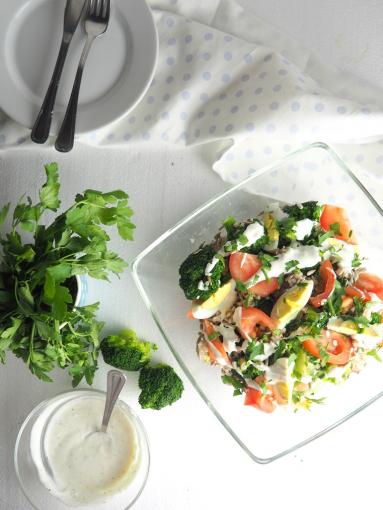 Zdjęcie - Sałatka z brokułem i sosem jogurtowym - Przepisy kulinarne ze zdjęciami
