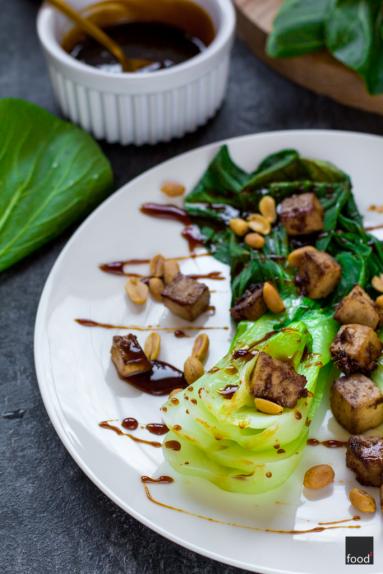 Zdjęcie - Kapusta pak choi z marynowanym tofu, fistaszkami i sosem kabayaki - Przepisy kulinarne ze zdjęciami
