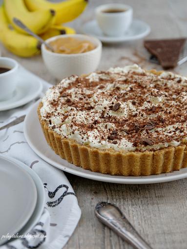 Zdjęcie - Tarta ciasteczkowa z bananami, toffi i bitą śmietaną (Banoffee pie) - Przepisy kulinarne ze zdjęciami