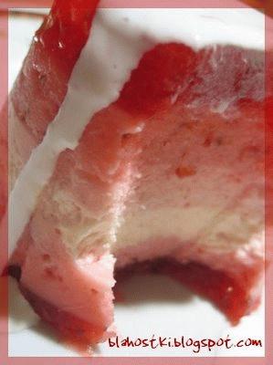 Zdjęcie - Tęczowy deser truskawkowy - Przepisy kulinarne ze zdjęciami
