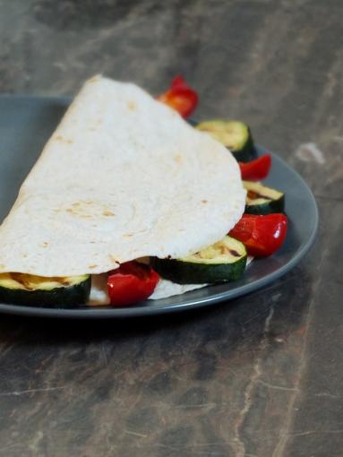 Zdjęcie - zdrowy fast food - szybkie wrapy z hummusem i warzywami - Przepisy kulinarne ze zdjęciami