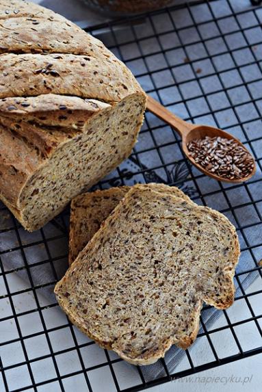 Zdjęcie - Domowy chleb ze świeżo zmielonym siemieniem lnianym - Przepisy kulinarne ze zdjęciami