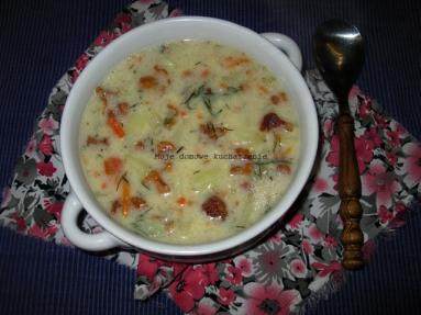 Zdjęcie - Zupa z kurkami i kluseczkami - Przepisy kulinarne ze zdjęciami